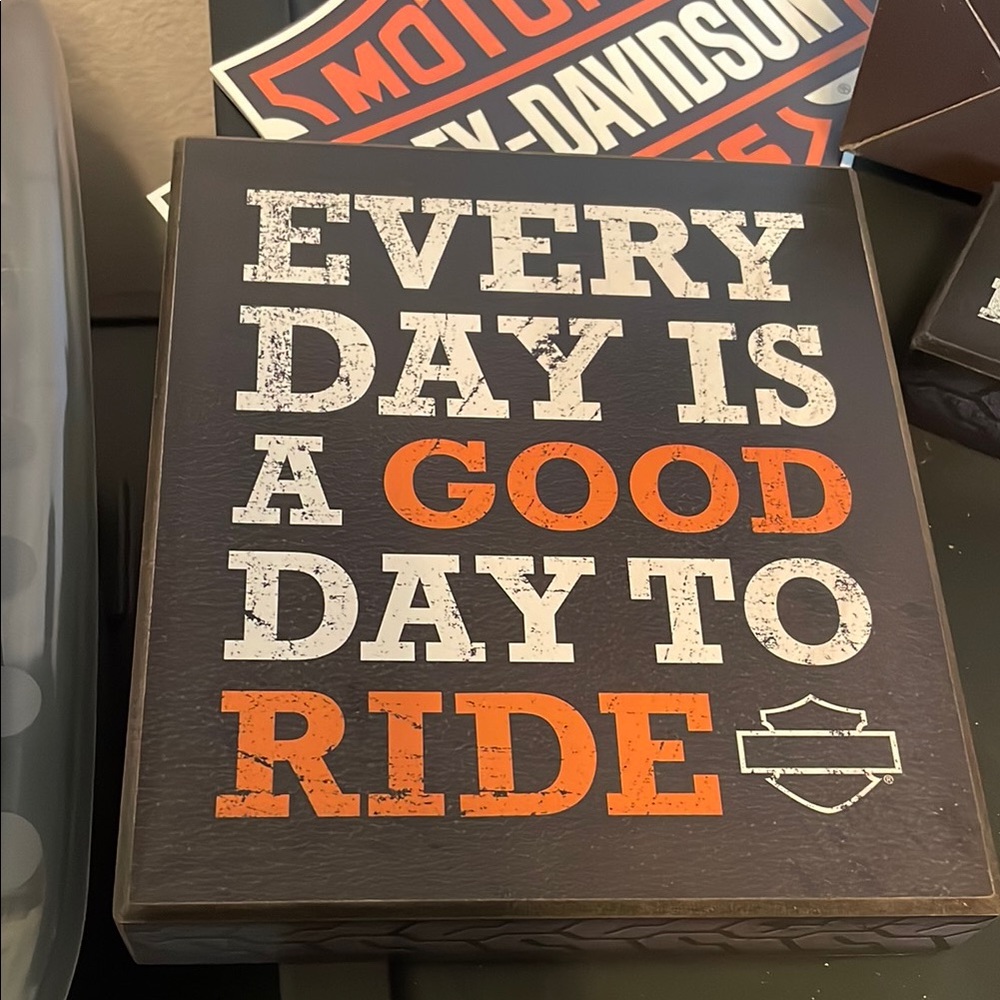Harley-Davidson Sign Set with Black, Orange, and White - Picture 3 of 5
